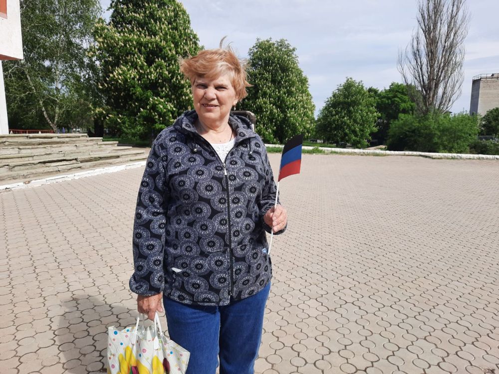 В рамках партийного проекта #ИстортческаяПамять 11.05.2025 МБУ Донской ЦКД провели акцию по раздаче символики Донецкой Народной Республики В рамках партийного проекта #ИстортческаяПамять 11.05.2025 МБУ Донской ЦКД провели акцию по раздаче символики Донецкой Народной Республики