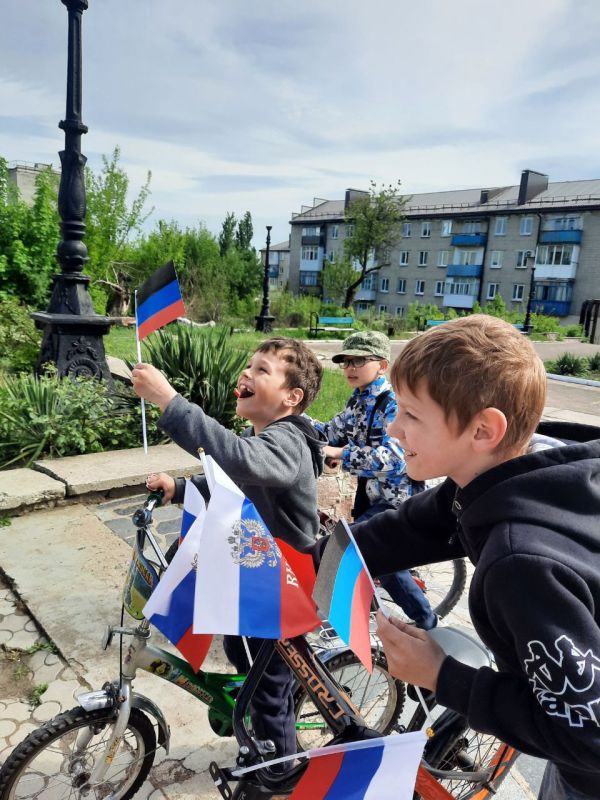 В рамках партийного проекта #ИстортческаяПамять 11.05.2025 МБУ Донской ЦКД провели акцию по раздаче символики Донецкой Народной Республики В рамках партийного проекта #ИстортческаяПамять 11.05.2025 МБУ Донской ЦКД провели акцию по раздаче символики Донецкой Народной Республики