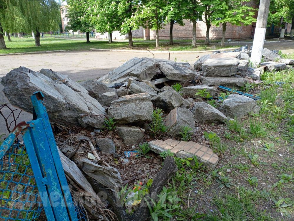 Сносят половину дома: на Пинтера,8 в Донецке идет демонтаж разрушенного подъезда Сносят половину дома: на Пинтера,8 в Донецке идет демонтаж разрушенного подъезда