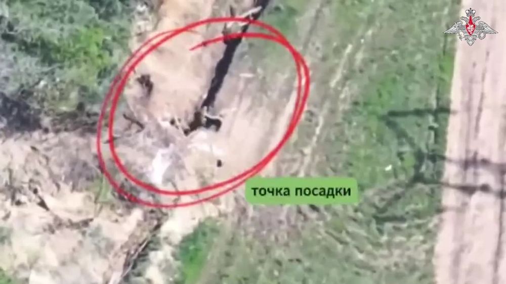 Минобороны России: 00:00 Военнослужащие группировки «Восток» успешно применили ударные FPV-дроны для уничтожения автомобильной техники противника на Южно-Донецком направлении
