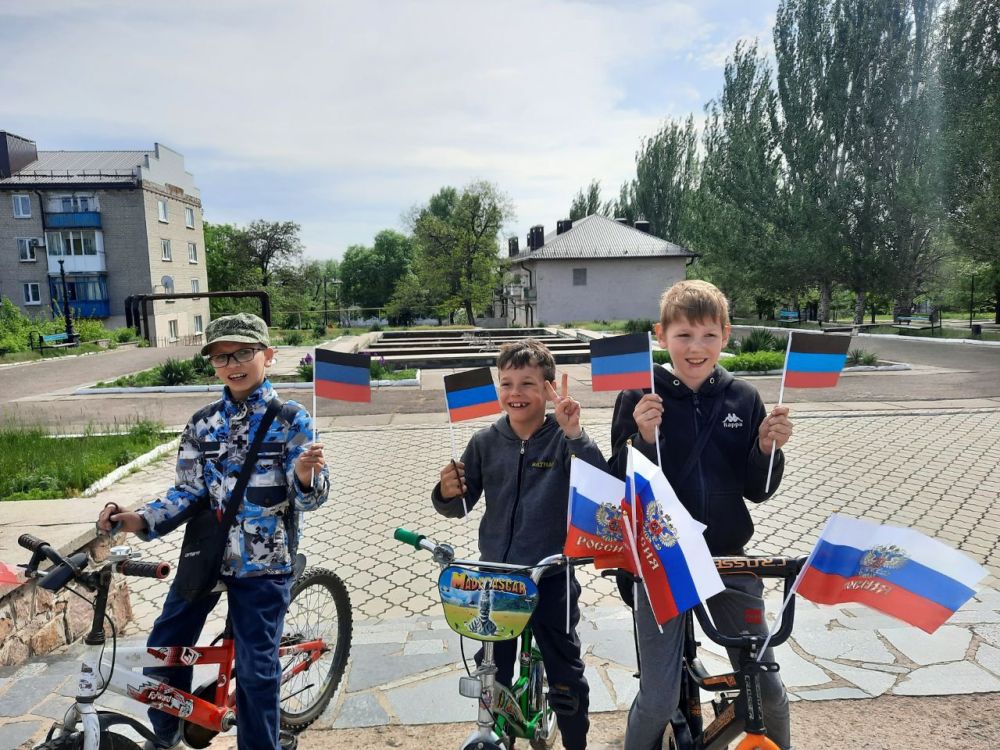 В рамках партийного проекта #ИстортческаяПамять 11.05.2025 МБУ Донской ЦКД провели акцию по раздаче символики Донецкой Народной Республики В рамках партийного проекта #ИстортческаяПамять 11.05.2025 МБУ Донской ЦКД провели акцию по раздаче символики Донецкой Народной Республики