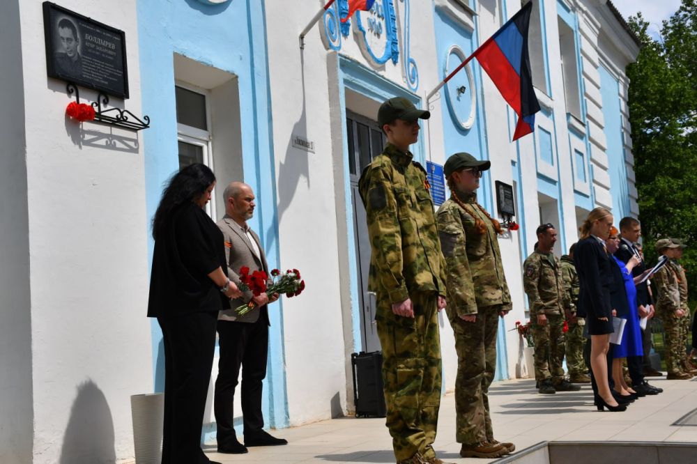 Живая память. «Они не погибли, они ушли на задание» Сегодня в Мироновской общеобразовательной школе № 10 торжественно открыли мемориальные доски в честь двух выпускников – Сергея Мисюренко и Егора Болдырева Живая память. «Они не погибли, они ушли на задание» Сегодня в Мироновской общеобразовательной школе № 10 торжественно открыли мемориальные доски в честь двух выпускников – Сергея Мисюренко и Егора Болдырева