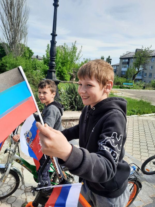 В рамках партийного проекта #ИстортческаяПамять 11.05.2025 МБУ Донской ЦКД провели акцию по раздаче символики Донецкой Народной Республики В рамках партийного проекта #ИстортческаяПамять 11.05.2025 МБУ Донской ЦКД провели акцию по раздаче символики Донецкой Народной Республики