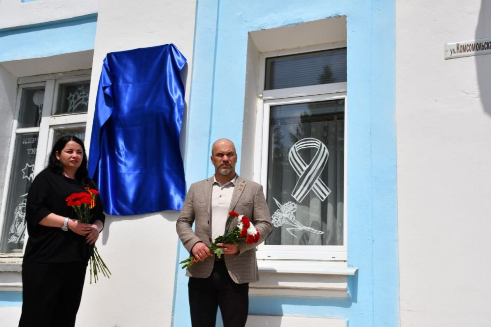 Живая память. «Они не погибли, они ушли на задание» Сегодня в Мироновской общеобразовательной школе № 10 торжественно открыли мемориальные доски в честь двух выпускников – Сергея Мисюренко и Егора Болдырева Живая память. «Они не погибли, они ушли на задание» Сегодня в Мироновской общеобразовательной школе № 10 торжественно открыли мемориальные доски в честь двух выпускников – Сергея Мисюренко и Егора Болдырева