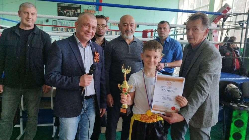 Соревнования по кикбоксингу Соревнования по кикбоксингу