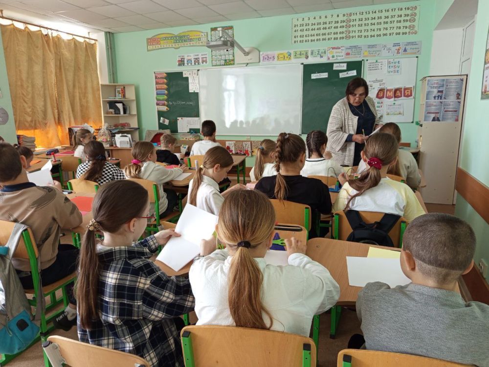 Сегодня Волновахская центральная библиотека провела увлекательный мастер-класс "Подарок маме" в школе номер 5 для учащихся 4 Б и 4 В классов Сегодня Волновахская центральная библиотека провела увлекательный мастер-класс "Подарок маме" в школе номер 5 для учащихся 4 Б и 4 В классов
