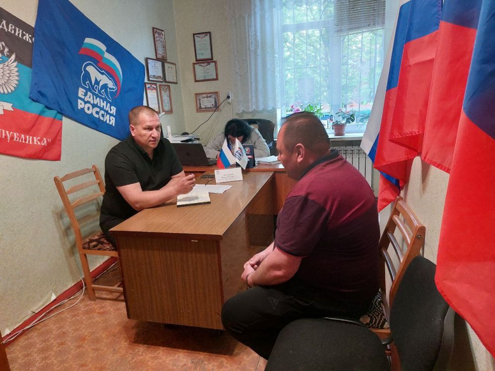 Сергей Желновач: 13 мая 2025г., заместитель главы администрации городского округа Дебальцево Валерий Бессараб, провёл личный прием граждан в местной общественной приёмной Дебальцевского местного отделения Партии "Единая... Сергей Желновач: 13 мая 2025г., заместитель главы администрации городского округа Дебальцево Валерий Бессараб, провёл личный прием граждан в местной общественной приёмной Дебальцевского местного отделения Партии "Единая...