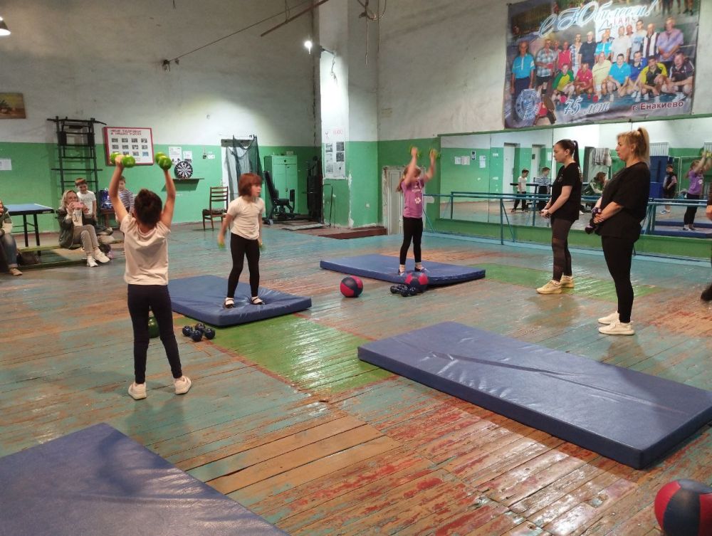 Спортивное Енакиево. 12 мая в спортивном клубе «Металлург» МБУ «ЦФЗН» «Спорт для всех» состоялся командный турнир по кроссфиту (ОФП), приуроченный празднованию Дня Победы в Великой Отечественной войне Спортивное Енакиево. 12 мая в спортивном клубе «Металлург» МБУ «ЦФЗН» «Спорт для всех» состоялся командный турнир по кроссфиту (ОФП), приуроченный празднованию Дня Победы в Великой Отечественной войне