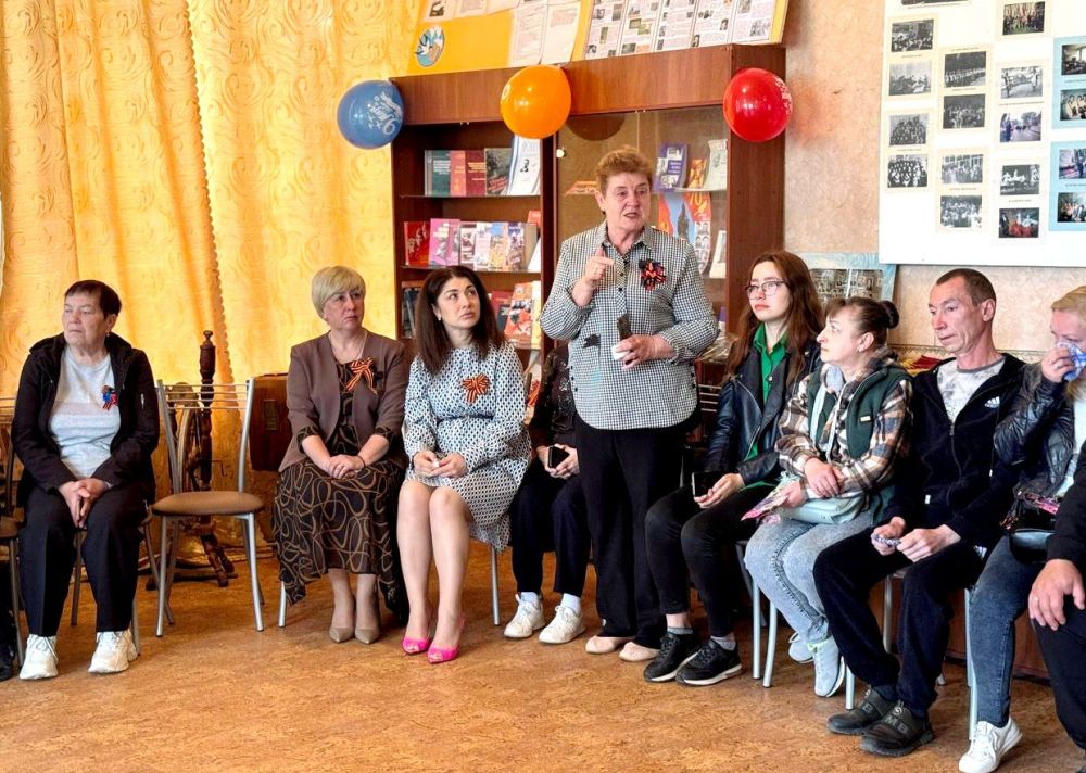 Елена Рязанцева: В рамках года Защитника Отечества в Пролетарском районе г. Донецка на базе ГБОУ «Школа №141 имени П.П. Зверькова г. о. Донецк», состоялось комплексное патриотическое мероприятие: открытие «Парты Героя»... Елена Рязанцева: В рамках года Защитника Отечества в Пролетарском районе г. Донецка на базе ГБОУ «Школа №141 имени П.П. Зверькова г. о. Донецк», состоялось комплексное патриотическое мероприятие: открытие «Парты Героя»...