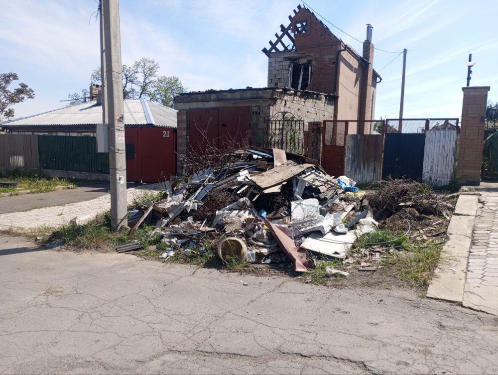 «Коммунальник» на выходных вывез более 280 кубов мусора «Коммунальник» на выходных вывез более 280 кубов мусора