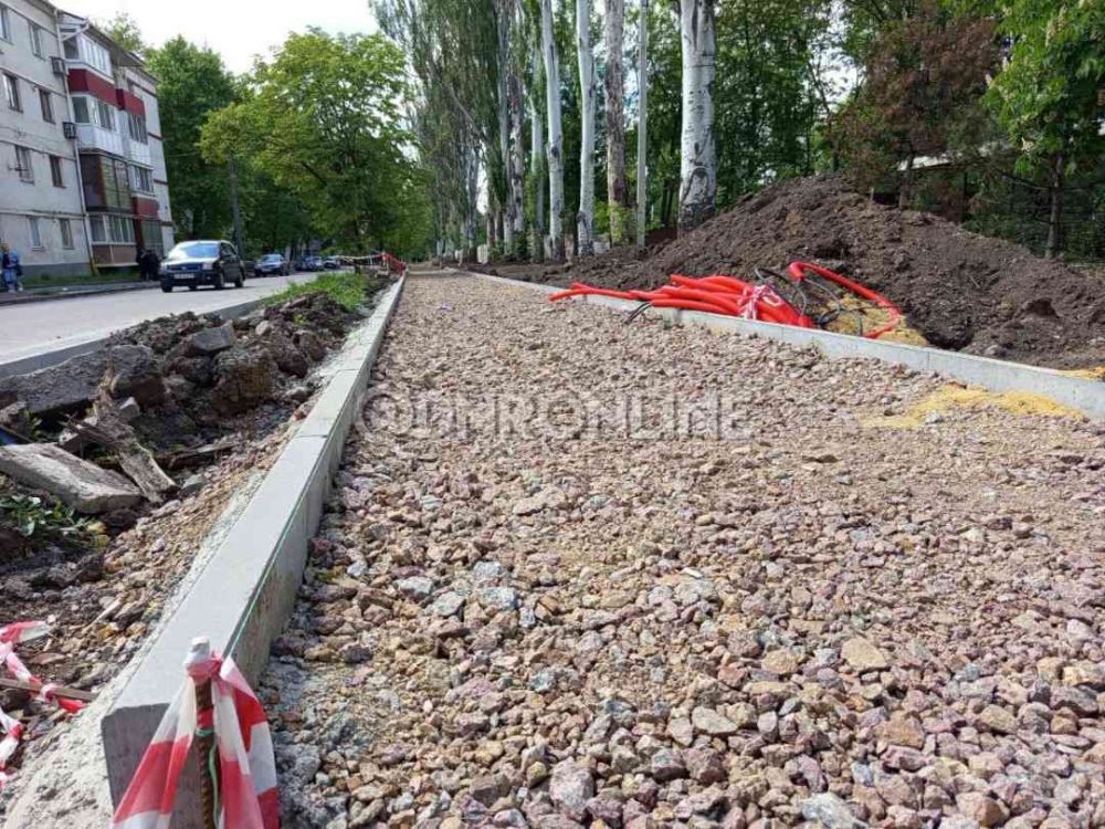 В парке "Гулливер", который расположен в Калининском районе Донецка, заливают бетон под спортивную площадку В парке "Гулливер", который расположен в Калининском районе Донецка, заливают бетон под спортивную площадку