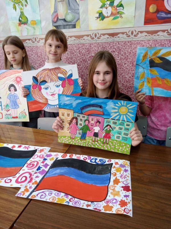 Сегодня, 14 мая, в Зугрэсской детской школе искусств, преподавателем ИЗО Марченко Л.А. был проведен тематический урок "Моя республика," посвященный дню образования Донецкой Народной Республики Сегодня, 14 мая, в Зугрэсской детской школе искусств, преподавателем ИЗО Марченко Л.А. был проведен тематический урок "Моя республика," посвященный дню образования Донецкой Народной Республики