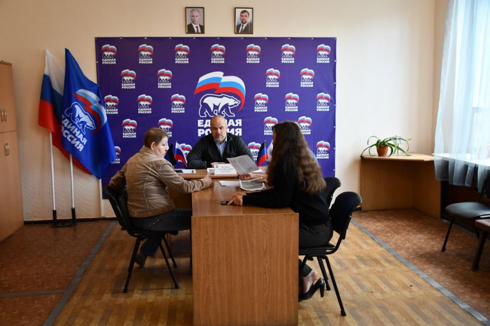 Сегодня, в общественной приемной Всероссийской политической партии «Единая Россия» глава муниципального образования городского округа Дебальцево, секретарь местного отделения Всероссийской политической партии «Единая Россия»... Сегодня, в общественной приемной Всероссийской политической партии «Единая Россия» глава муниципального образования городского округа Дебальцево, секретарь местного отделения Всероссийской политической партии «Единая Россия»...