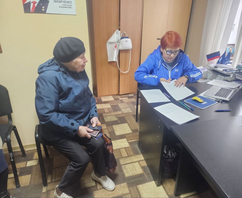 Мы работаем для людей!. Вторник, начало рабочей недели, 7:45 У Общественной приёмной "Единой России" уже собралась очередь Мы работаем для людей!. Вторник, начало рабочей недели, 7:45 У Общественной приёмной "Единой России" уже собралась очередь