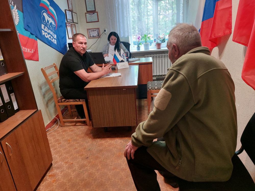 Сергей Желновач: 13 мая 2025г., заместитель главы администрации городского округа Дебальцево Валерий Бессараб, провёл личный прием граждан в местной общественной приёмной Дебальцевского местного отделения Партии "Единая... Сергей Желновач: 13 мая 2025г., заместитель главы администрации городского округа Дебальцево Валерий Бессараб, провёл личный прием граждан в местной общественной приёмной Дебальцевского местного отделения Партии "Единая...
