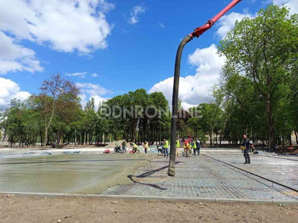 В парке "Гулливер", который расположен в Калининском районе Донецка, заливают бетон под спортивную площадку В парке "Гулливер", который расположен в Калининском районе Донецка, заливают бетон под спортивную площадку