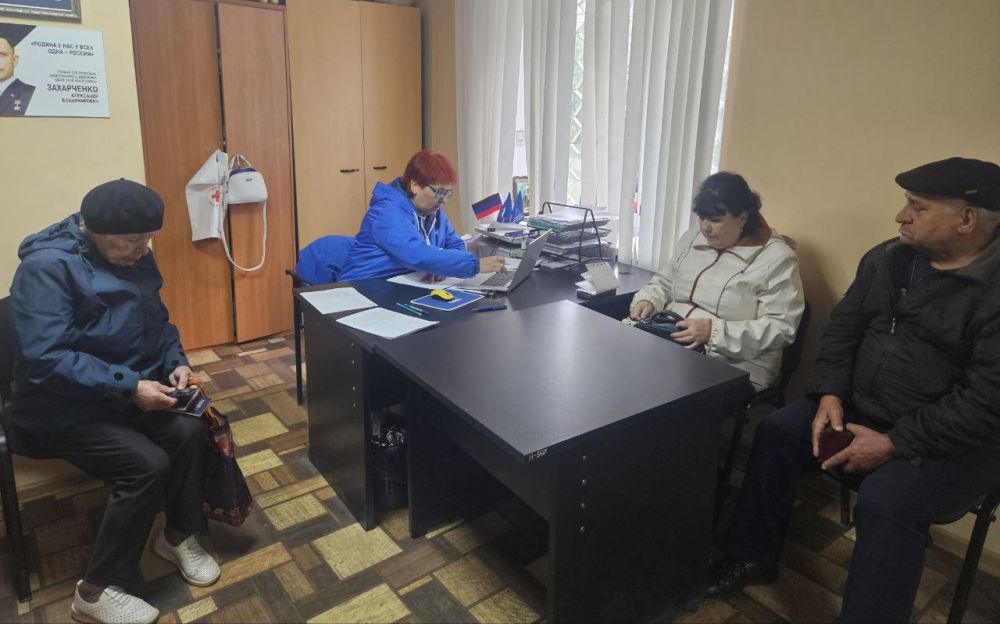 Мы работаем для людей!. Вторник, начало рабочей недели, 7:45 У Общественной приёмной "Единой России" уже собралась очередь Мы работаем для людей!. Вторник, начало рабочей недели, 7:45 У Общественной приёмной "Единой России" уже собралась очередь