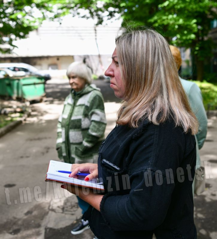 Алексей Кулемзин: По поручению Главы Республики Дениса Пушилина встретился с жителями многоквартирного дома № 202 по ул. Куйбышева, пострадавшего в результате варварского обстрела укрофашистами в июне 2022 года Алексей Кулемзин: По поручению Главы Республики Дениса Пушилина встретился с жителями многоквартирного дома № 202 по ул. Куйбышева, пострадавшего в результате варварского обстрела укрофашистами в июне 2022 года