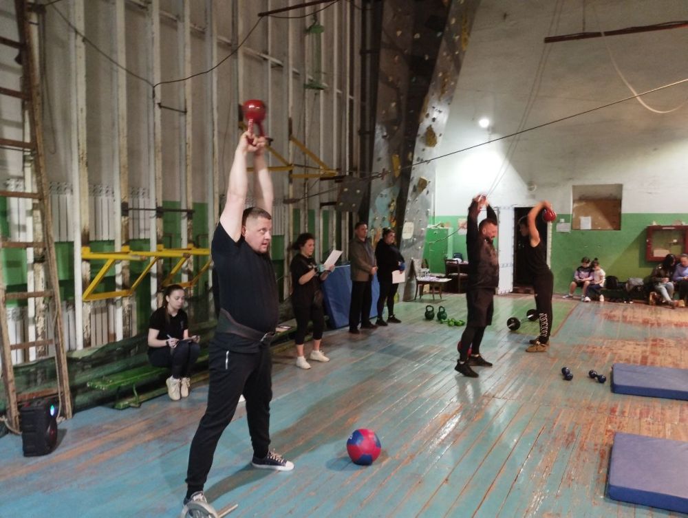 Спортивное Енакиево. 12 мая в спортивном клубе «Металлург» МБУ «ЦФЗН» «Спорт для всех» состоялся командный турнир по кроссфиту (ОФП), приуроченный празднованию Дня Победы в Великой Отечественной войне Спортивное Енакиево. 12 мая в спортивном клубе «Металлург» МБУ «ЦФЗН» «Спорт для всех» состоялся командный турнир по кроссфиту (ОФП), приуроченный празднованию Дня Победы в Великой Отечественной войне