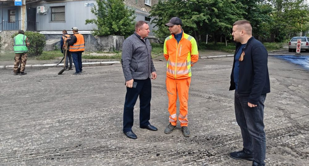 Глава Снежного проинспектировал дорожные работы в округе Глава Снежного проинспектировал дорожные работы в округе