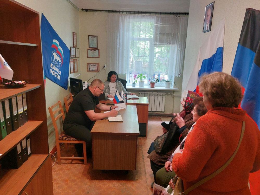 Сергей Желновач: 13 мая 2025г., заместитель главы администрации городского округа Дебальцево Валерий Бессараб, провёл личный прием граждан в местной общественной приёмной Дебальцевского местного отделения Партии "Единая... Сергей Желновач: 13 мая 2025г., заместитель главы администрации городского округа Дебальцево Валерий Бессараб, провёл личный прием граждан в местной общественной приёмной Дебальцевского местного отделения Партии "Единая...