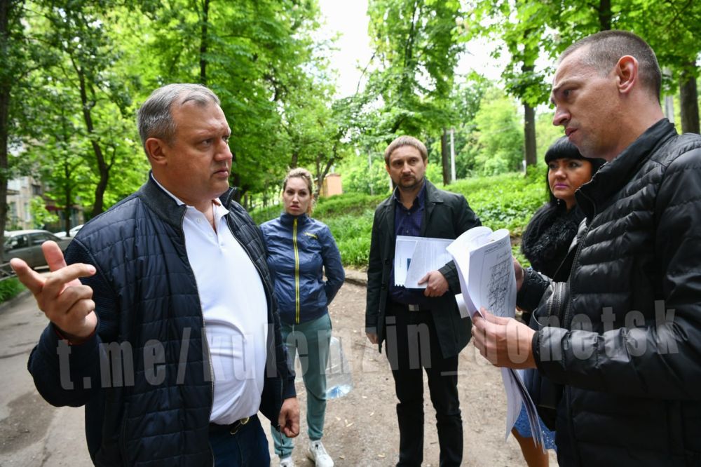 Алексей Кулемзин: По поручению Главы Республики Дениса Пушилина встретился с жителями многоквартирного дома № 202 по ул. Куйбышева, пострадавшего в результате варварского обстрела укрофашистами в июне 2022 года Алексей Кулемзин: По поручению Главы Республики Дениса Пушилина встретился с жителями многоквартирного дома № 202 по ул. Куйбышева, пострадавшего в результате варварского обстрела укрофашистами в июне 2022 года