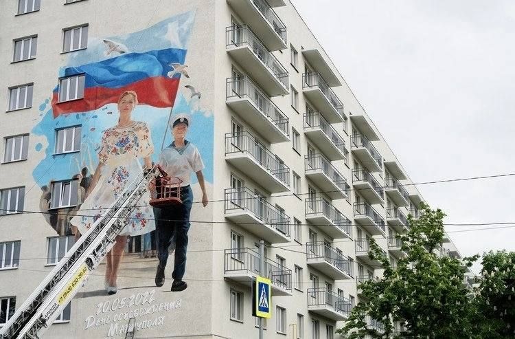 Мама, сын-моряк, триколор и азовские чайки: в Мариуполе создают новый мурал ко Дню освобождения города Мама, сын-моряк, триколор и азовские чайки: в Мариуполе создают новый мурал ко Дню освобождения города