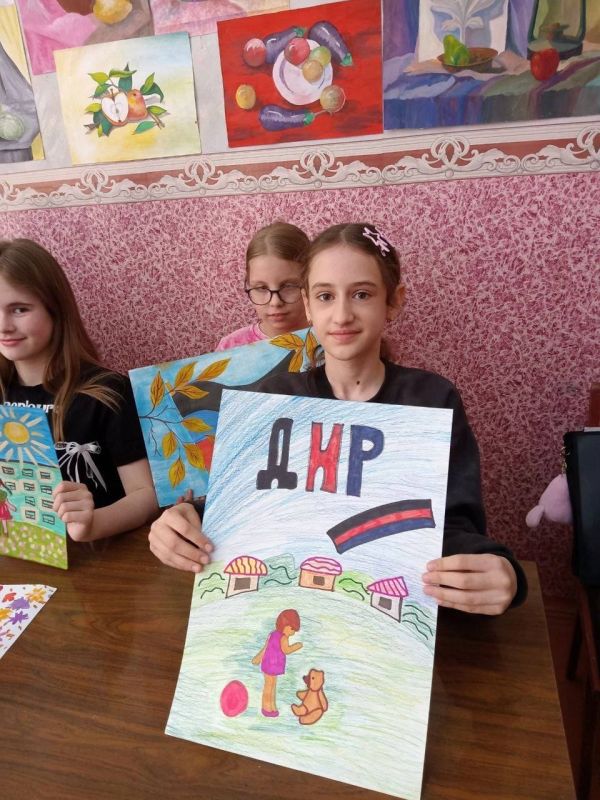 Сегодня, 14 мая, в Зугрэсской детской школе искусств, преподавателем ИЗО Марченко Л.А. был проведен тематический урок "Моя республика," посвященный дню образования Донецкой Народной Республики Сегодня, 14 мая, в Зугрэсской детской школе искусств, преподавателем ИЗО Марченко Л.А. был проведен тематический урок "Моя республика," посвященный дню образования Донецкой Народной Республики