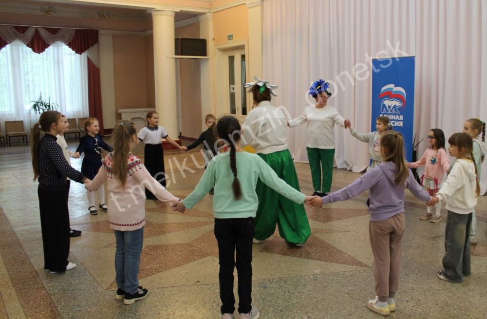 Сегодня в Доме культуры имени С.М. Кирова в рамках проекта "Крепкая семья" партии "Единая Россия" состоялась увлекательная игровая программа "Счастливы вместе", посвящённая Международному Дню семьи Сегодня в Доме культуры имени С.М. Кирова в рамках проекта "Крепкая семья" партии "Единая Россия" состоялась увлекательная игровая программа "Счастливы вместе", посвящённая Международному Дню семьи