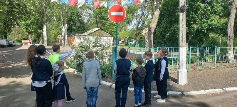 В школах Снежного прошли беседы по безопасности на дорогах и нормам поведения в онлайн-пространстве В школах Снежного прошли беседы по безопасности на дорогах и нормам поведения в онлайн-пространстве
