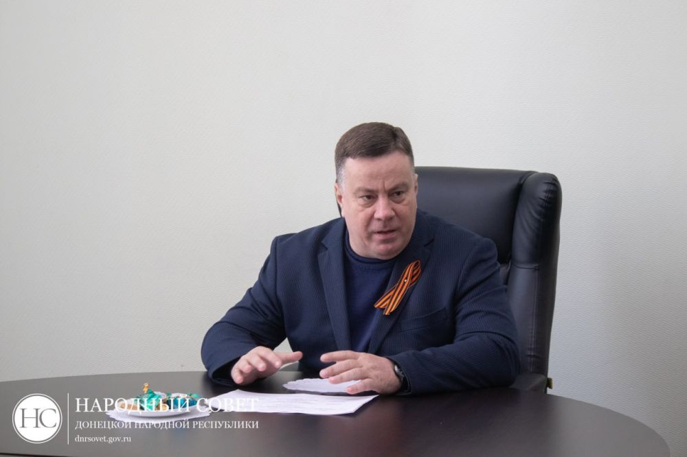 Константин Кузьмин: Депутаты Народного Совета ДНР регулярно проводят приемы граждан в своих округах, общаются со всеми категориями граждан – рабочими коллективами, молодежью, старшим поколением, военнослужащими и их семьями Константин Кузьмин: Депутаты Народного Совета ДНР регулярно проводят приемы граждан в своих округах, общаются со всеми категориями граждан – рабочими коллективами, молодежью, старшим поколением, военнослужащими и их семьями