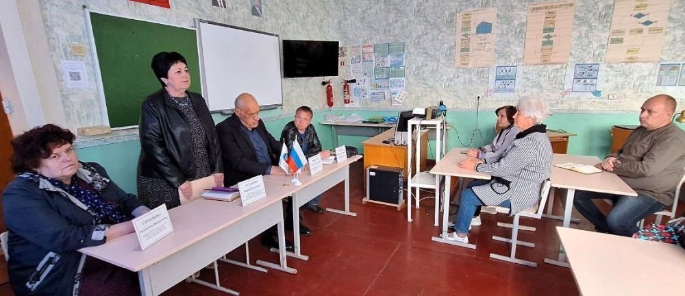 14 мая руководитель Управы Советского внутригородского района Мария Чулакова провела встречу с трудовым коллективом ГБОУ «Средняя школа № 19 г.о. Макеевка». Во встрече приняли участие депутаты Макеевского городского совета... 14 мая руководитель Управы Советского внутригородского района Мария Чулакова провела встречу с трудовым коллективом ГБОУ «Средняя школа № 19 г.о. Макеевка». Во встрече приняли участие депутаты Макеевского городского совета...