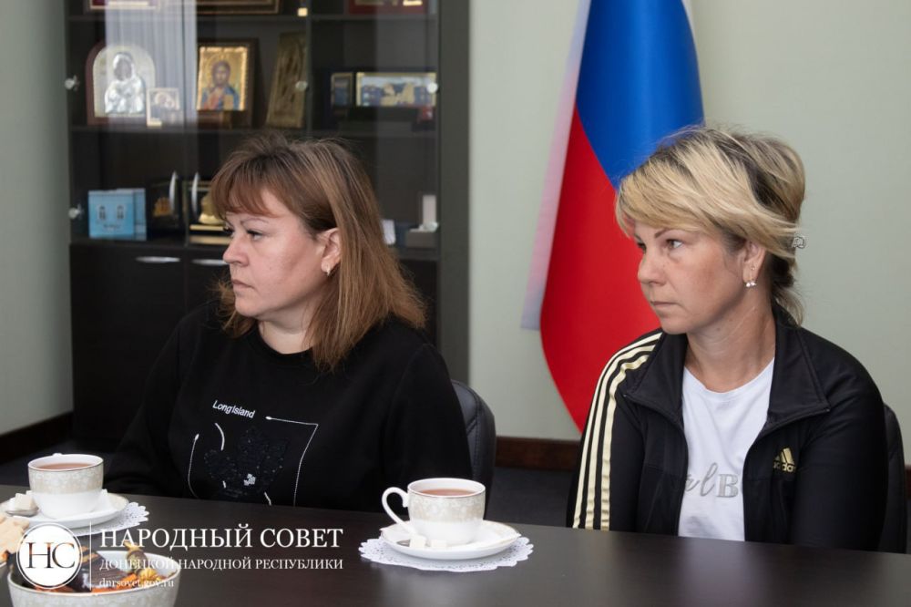 Константин Кузьмин: Депутаты Народного Совета ДНР регулярно проводят приемы граждан в своих округах, общаются со всеми категориями граждан – рабочими коллективами, молодежью, старшим поколением, военнослужащими и их семьями Константин Кузьмин: Депутаты Народного Совета ДНР регулярно проводят приемы граждан в своих округах, общаются со всеми категориями граждан – рабочими коллективами, молодежью, старшим поколением, военнослужащими и их семьями