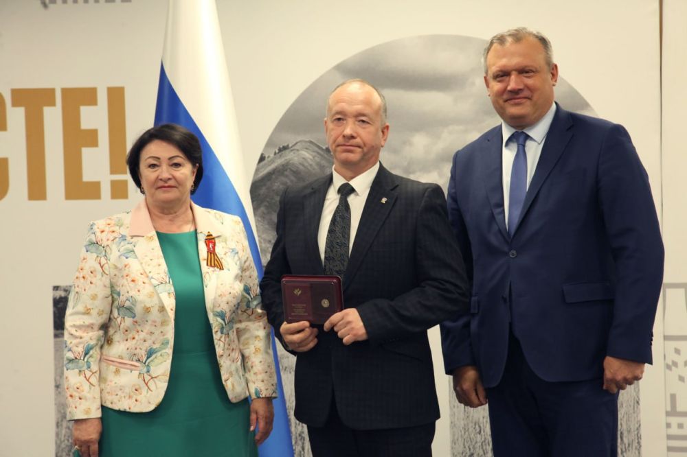 В ходе рабочей встречи сопредседатель Всероссийской ассоциации развития местного самоуправления Галина Данильченко совместно с председателем Ассоциации "Совет муниципальных образований ДНР" Алексеем Кулемзиным вручили... В ходе рабочей встречи сопредседатель Всероссийской ассоциации развития местного самоуправления Галина Данильченко совместно с председателем Ассоциации "Совет муниципальных образований ДНР" Алексеем Кулемзиным вручили...