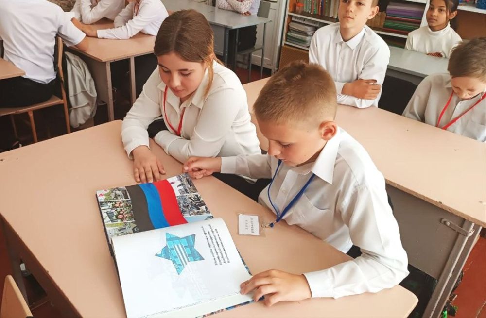 Юные жители Снежного познакомились с историей Донецкой Народной Республики Юные жители Снежного познакомились с историей Донецкой Народной Республики