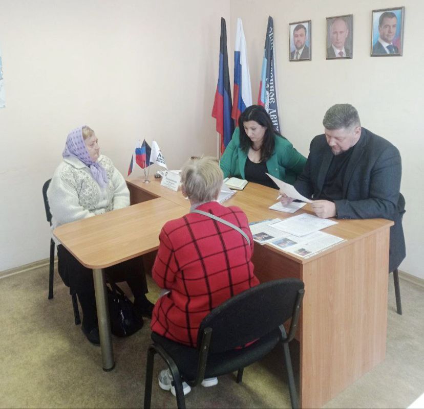 Сегодня, 14 мая, в общественной приемной партии "Единая Россия" Ленинского района города Донецка депутат Народного Совета, Председатель Комитета Народного Совета по жилищно-коммунальному хозяйству Анна Кондрыкинская... Сегодня, 14 мая, в общественной приемной партии "Единая Россия" Ленинского района города Донецка депутат Народного Совета, Председатель Комитета Народного Совета по жилищно-коммунальному хозяйству Анна Кондрыкинская...