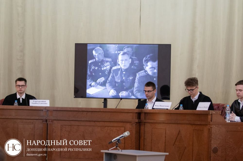 Студенты Центра молодежной дипломатии «ЛЕГАТУС» провели реконструкцию Нюрнбергского судебного процесса Студенты Центра молодежной дипломатии «ЛЕГАТУС» провели реконструкцию Нюрнбергского судебного процесса