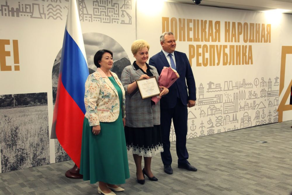 В ходе рабочей встречи сопредседатель Всероссийской ассоциации развития местного самоуправления Галина Данильченко совместно с председателем Ассоциации "Совет муниципальных образований ДНР" Алексеем Кулемзиным вручили... В ходе рабочей встречи сопредседатель Всероссийской ассоциации развития местного самоуправления Галина Данильченко совместно с председателем Ассоциации "Совет муниципальных образований ДНР" Алексеем Кулемзиным вручили...