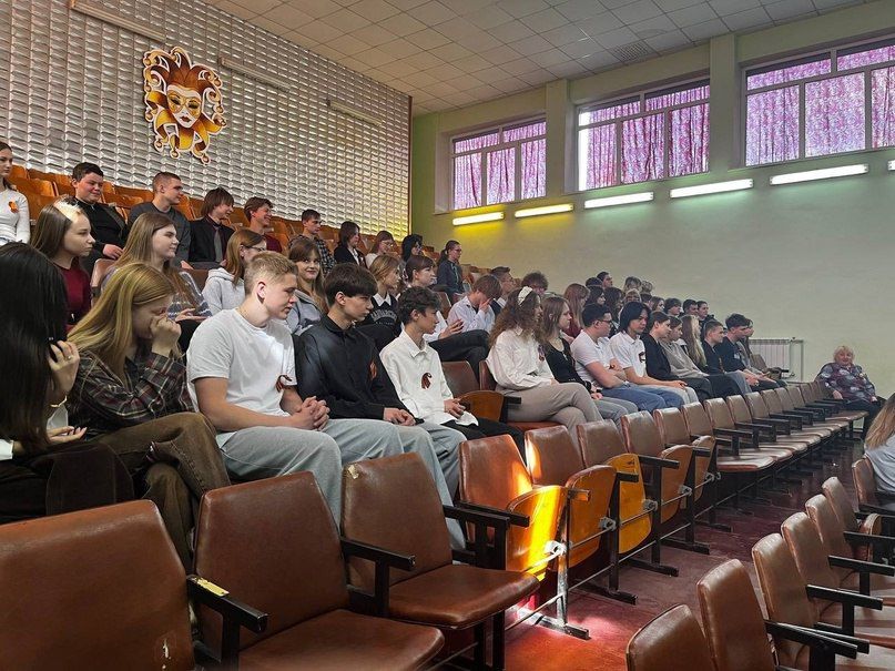 В школах Снежного прошли беседы по безопасности на дорогах и нормам поведения в онлайн-пространстве В школах Снежного прошли беседы по безопасности на дорогах и нормам поведения в онлайн-пространстве