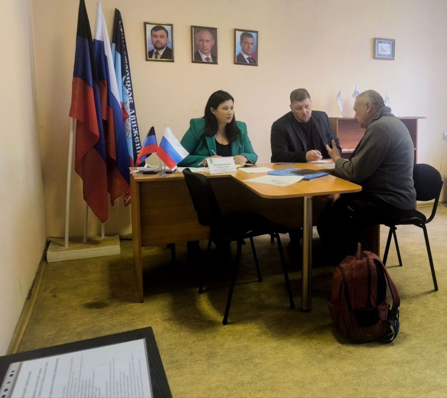 Сегодня, 14 мая, в общественной приемной партии "Единая Россия" Ленинского района города Донецка депутат Народного Совета, Председатель Комитета Народного Совета по жилищно-коммунальному хозяйству Анна Кондрыкинская... Сегодня, 14 мая, в общественной приемной партии "Единая Россия" Ленинского района города Донецка депутат Народного Совета, Председатель Комитета Народного Совета по жилищно-коммунальному хозяйству Анна Кондрыкинская...