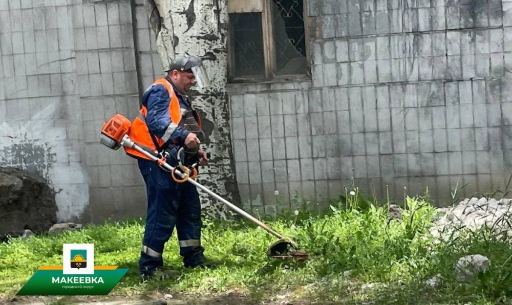 Сотрудниками МУП АГМ «Перспектива» выполнены работы: по сбору летучего мусора и очистке урн, по уборке тротуаров и дорог, по ул. Московской, Донецкой, Чубаря, Свободы, Ермощенко, Победы, Бестужева, Кирова, Ленина, Ярошенко... Сотрудниками МУП АГМ «Перспектива» выполнены работы: по сбору летучего мусора и очистке урн, по уборке тротуаров и дорог, по ул. Московской, Донецкой, Чубаря, Свободы, Ермощенко, Победы, Бестужева, Кирова, Ленина, Ярошенко...