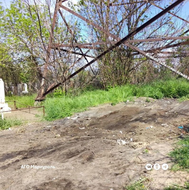 Мариупольские коммунальщики продолжают наводить порядок на территориях ритуальных мест Мариупольские коммунальщики продолжают наводить порядок на территориях ритуальных мест
