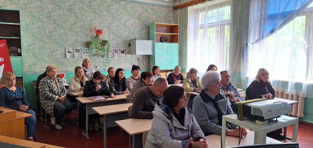 14 мая руководитель Управы Советского внутригородского района Мария Чулакова провела встречу с трудовым коллективом ГБОУ «Средняя школа № 19 г.о. Макеевка». Во встрече приняли участие депутаты Макеевского городского совета... 14 мая руководитель Управы Советского внутригородского района Мария Чулакова провела встречу с трудовым коллективом ГБОУ «Средняя школа № 19 г.о. Макеевка». Во встрече приняли участие депутаты Макеевского городского совета...