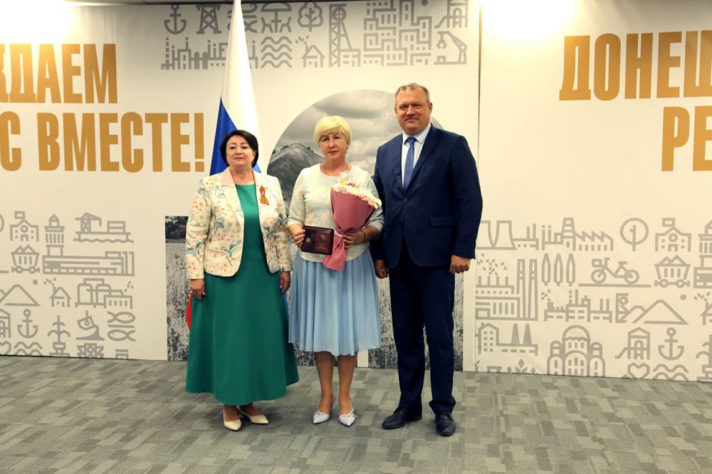 В ходе рабочей встречи сопредседатель Всероссийской ассоциации развития местного самоуправления Галина Данильченко совместно с председателем Ассоциации "Совет муниципальных образований ДНР" Алексеем Кулемзиным вручили... В ходе рабочей встречи сопредседатель Всероссийской ассоциации развития местного самоуправления Галина Данильченко совместно с председателем Ассоциации "Совет муниципальных образований ДНР" Алексеем Кулемзиным вручили...