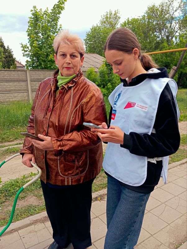Волонтеры помогают жителям принять участие в голосовании за реконструкцию объектов благоустройства в Ждановке Волонтеры помогают жителям принять участие в голосовании за реконструкцию объектов благоустройства в Ждановке
