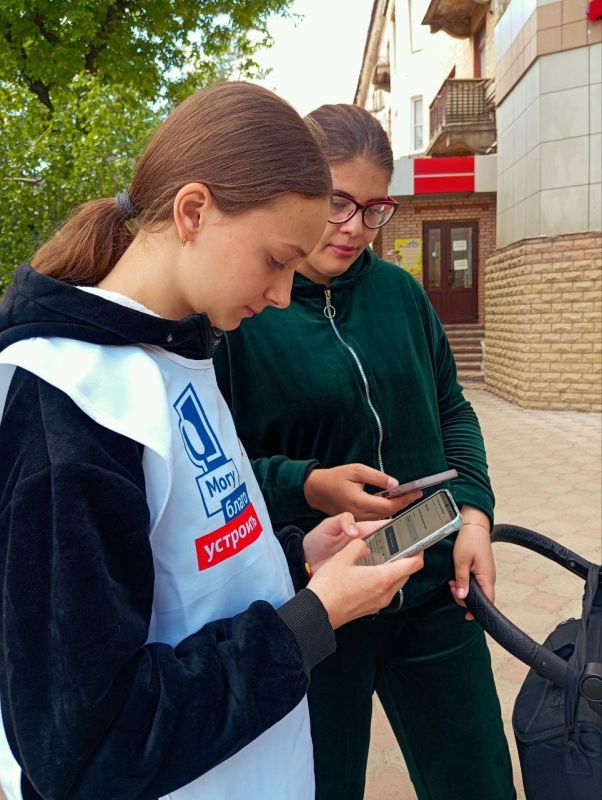 Волонтеры помогают жителям принять участие в голосовании за реконструкцию объектов благоустройства в Ждановке Волонтеры помогают жителям принять участие в голосовании за реконструкцию объектов благоустройства в Ждановке