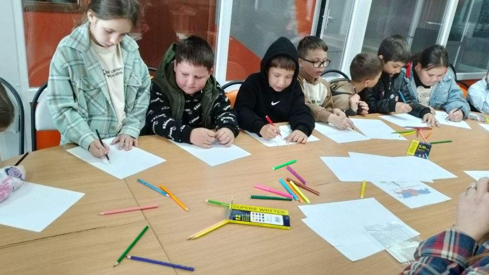 Сегодня в МБУ «Ольгинский ДК» прошла тематическая беседа «Конституция- закон, по нему мы все живем», посвященная Дню Конституции ДНР Сегодня в МБУ «Ольгинский ДК» прошла тематическая беседа «Конституция- закон, по нему мы все живем», посвященная Дню Конституции ДНР