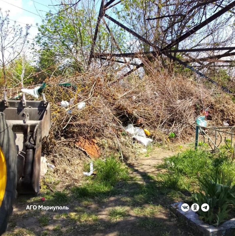 Мариупольские коммунальщики продолжают наводить порядок на территориях ритуальных мест Мариупольские коммунальщики продолжают наводить порядок на территориях ритуальных мест