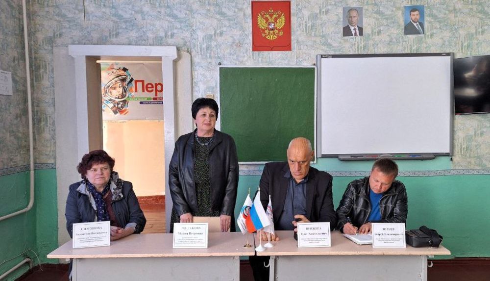 14 мая руководитель Управы Советского внутригородского района Мария Чулакова провела встречу с трудовым коллективом ГБОУ «Средняя школа № 19 г.о. Макеевка». Во встрече приняли участие депутаты Макеевского городского совета... 14 мая руководитель Управы Советского внутригородского района Мария Чулакова провела встречу с трудовым коллективом ГБОУ «Средняя школа № 19 г.о. Макеевка». Во встрече приняли участие депутаты Макеевского городского совета...