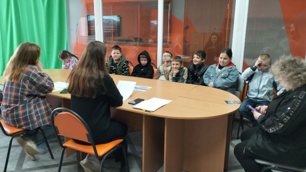 Сегодня в МБУ «Ольгинский ДК» прошла тематическая беседа «Конституция- закон, по нему мы все живем», посвященная Дню Конституции ДНР Сегодня в МБУ «Ольгинский ДК» прошла тематическая беседа «Конституция- закон, по нему мы все живем», посвященная Дню Конституции ДНР
